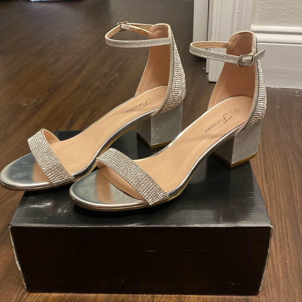 Silver Heels 2.5 pump